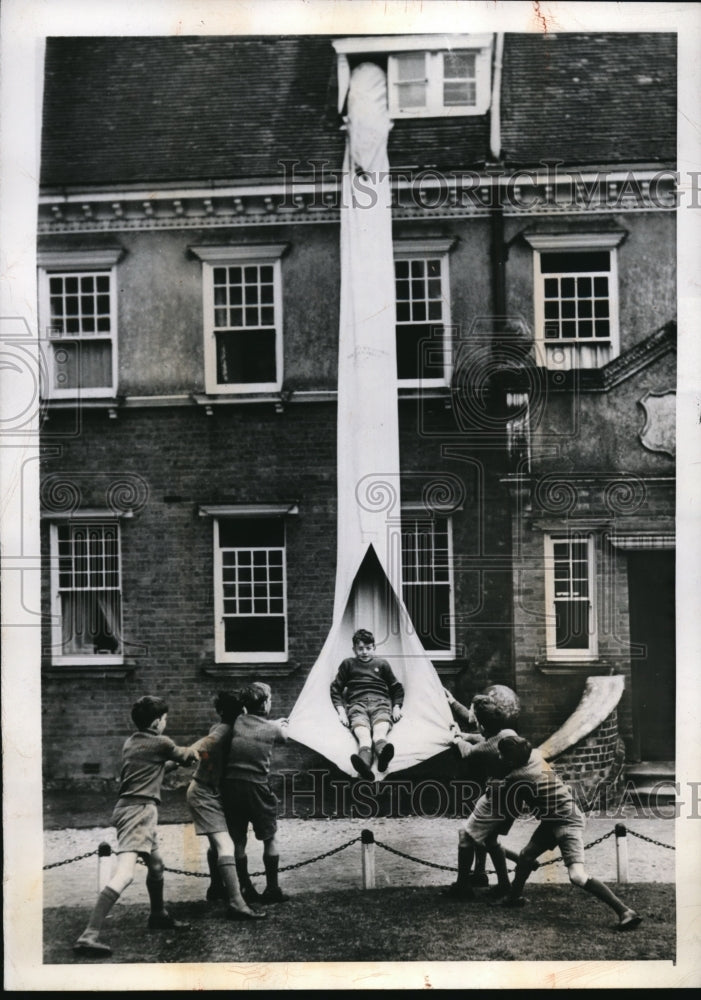 1945 Press Photo The fire drill at the Amesbury School
