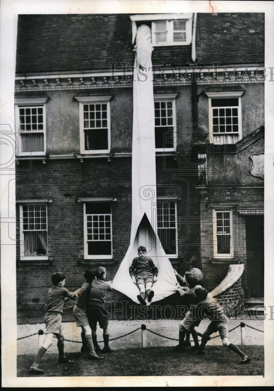 1945 Press Photo The fire drill at the Amesbury School