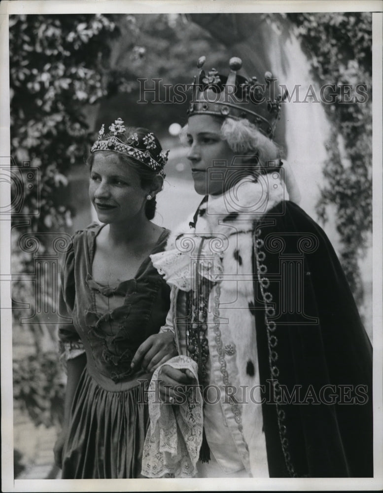 1934 Press Photo Joan Horkinson and Susan Morse, stars in The Gondoliers play