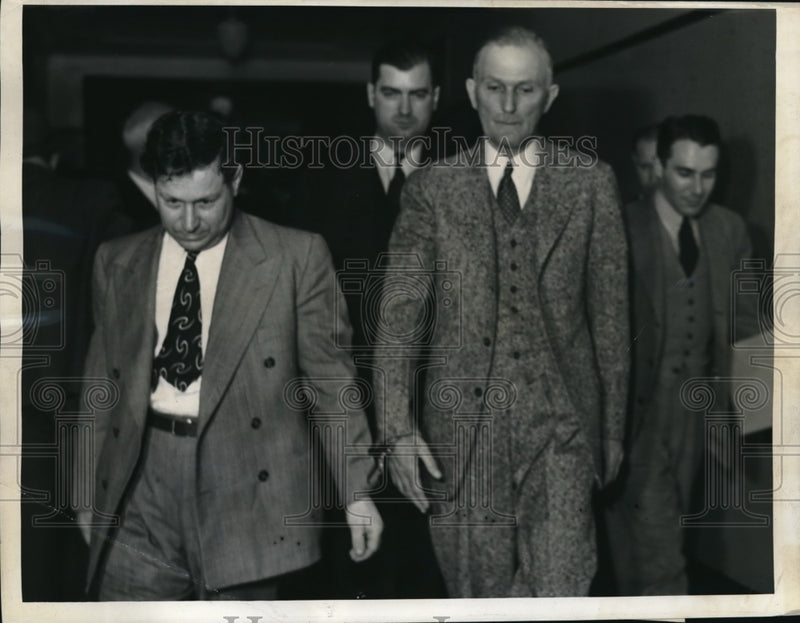 Load image into Gallery viewer, 1942 Press Photo Walter M Sharp accused by FBI being leader of group of thieves
