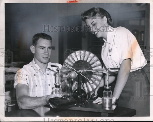 1958 Press Photo Don Wood and Carol Deisner at the Brooklyn High School Chem Lab