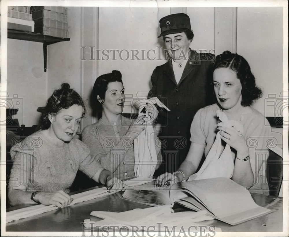 1942 Press Photo Red Cross teaches blind persons First Aid