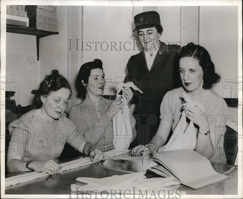 Load image into Gallery viewer, 1942 Press Photo Red Cross teaches blind persons First Aid
