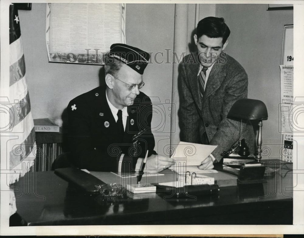 1944 Press Photo Viewing American Legion Application