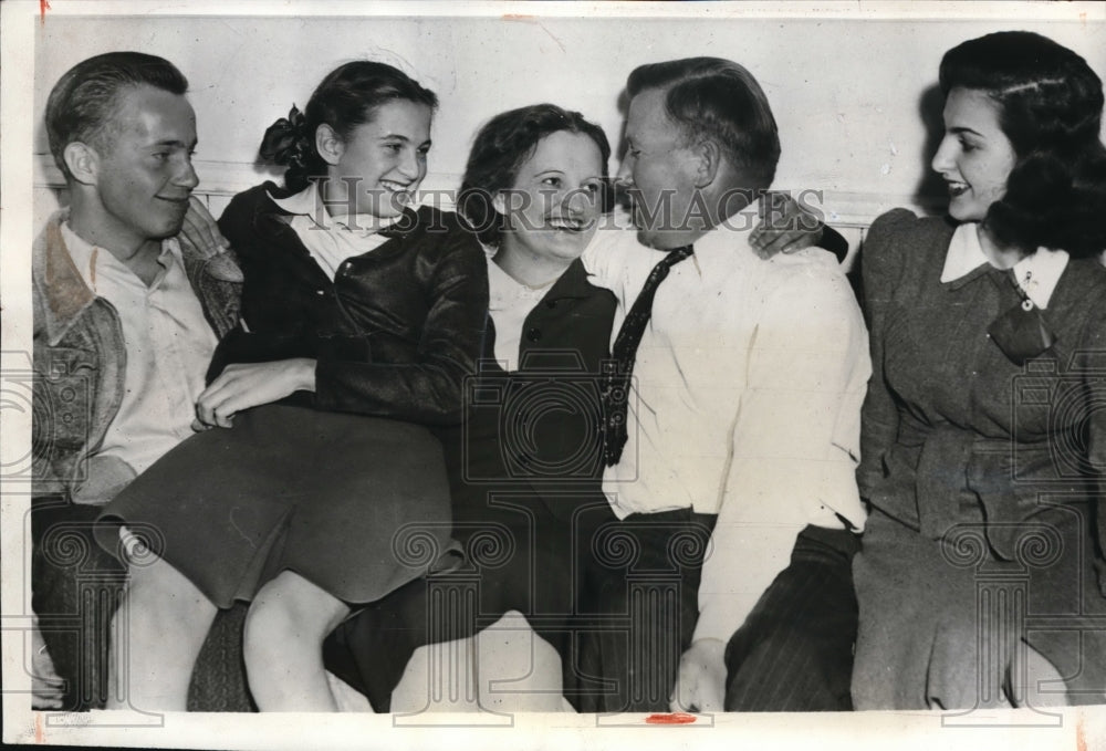 1946 Press Photo Gust Hill Reunited With Family After Ten Year Separation