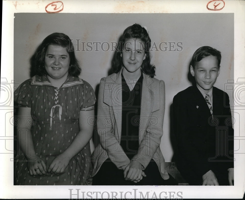 1942 Press Photo Margaret Hitchcock, Dolores Mitchell and Raymond