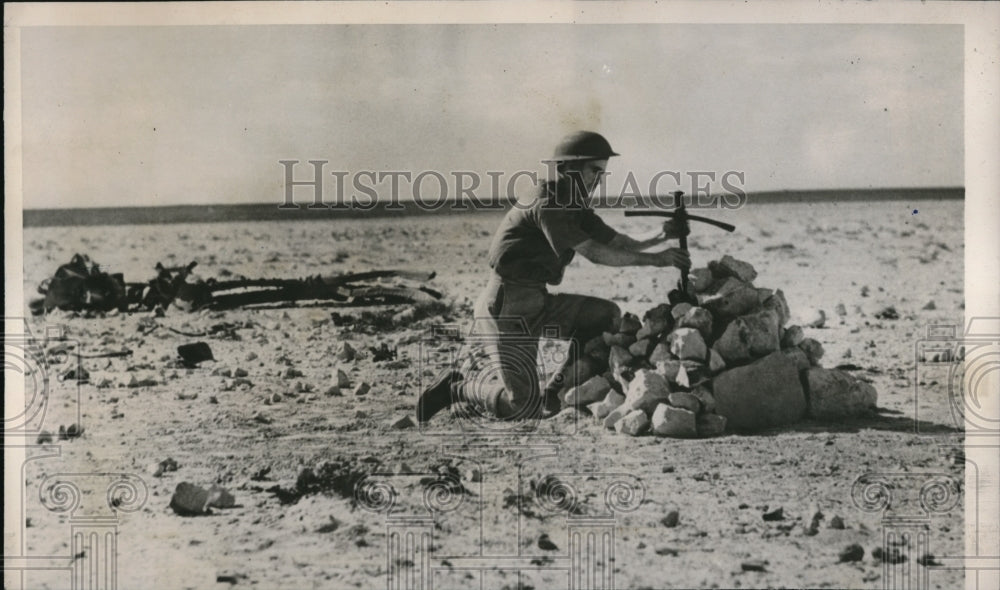 1940 Press Photo RAF Airman places cross over 5 Italian fliers shot down Africa