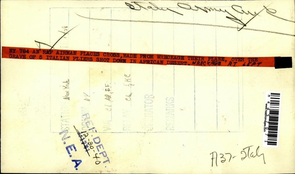 1940 Press Photo RAF Airman places cross over 5 Italian fliers shot down Africa