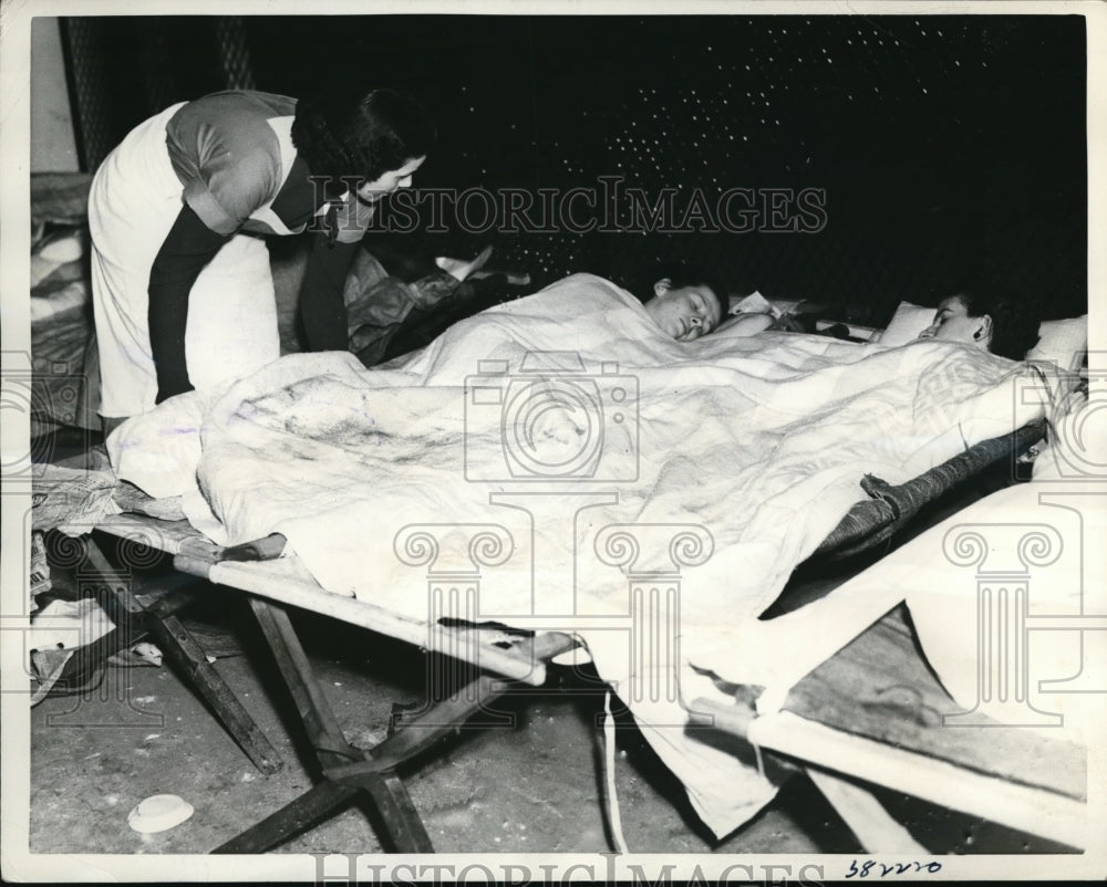 1937 Press Photo The sleeping strikers of the Farmcrest Baking Company