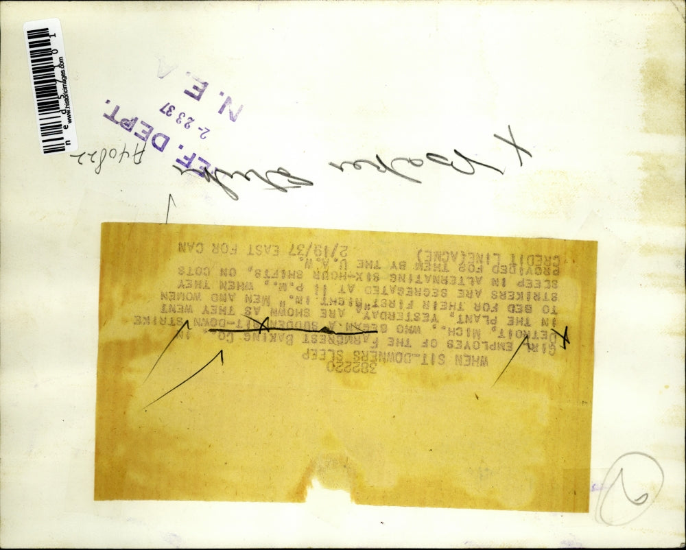 1937 Press Photo The sleeping strikers of the Farmcrest Baking Company