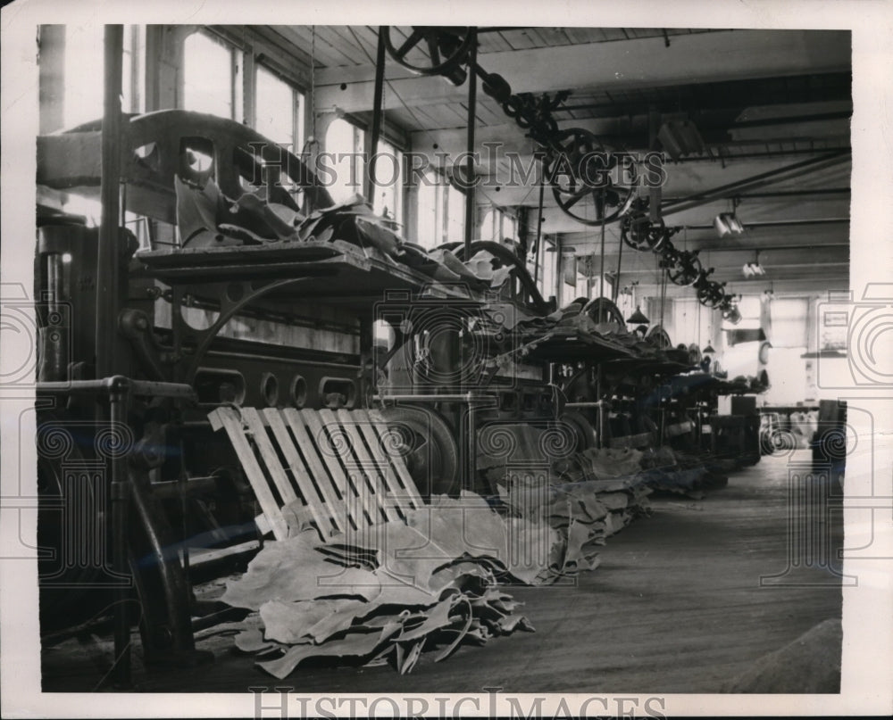 1948 Press Photo The sole cutting machines in the Regal Shoe Company Plant