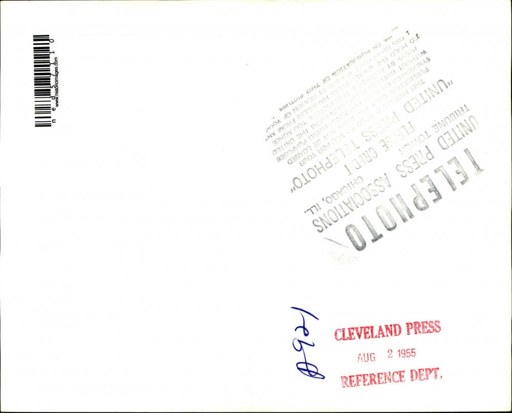 1955 Press Photo Fireman disperses rioting Africans in Rue de la Charbonntere