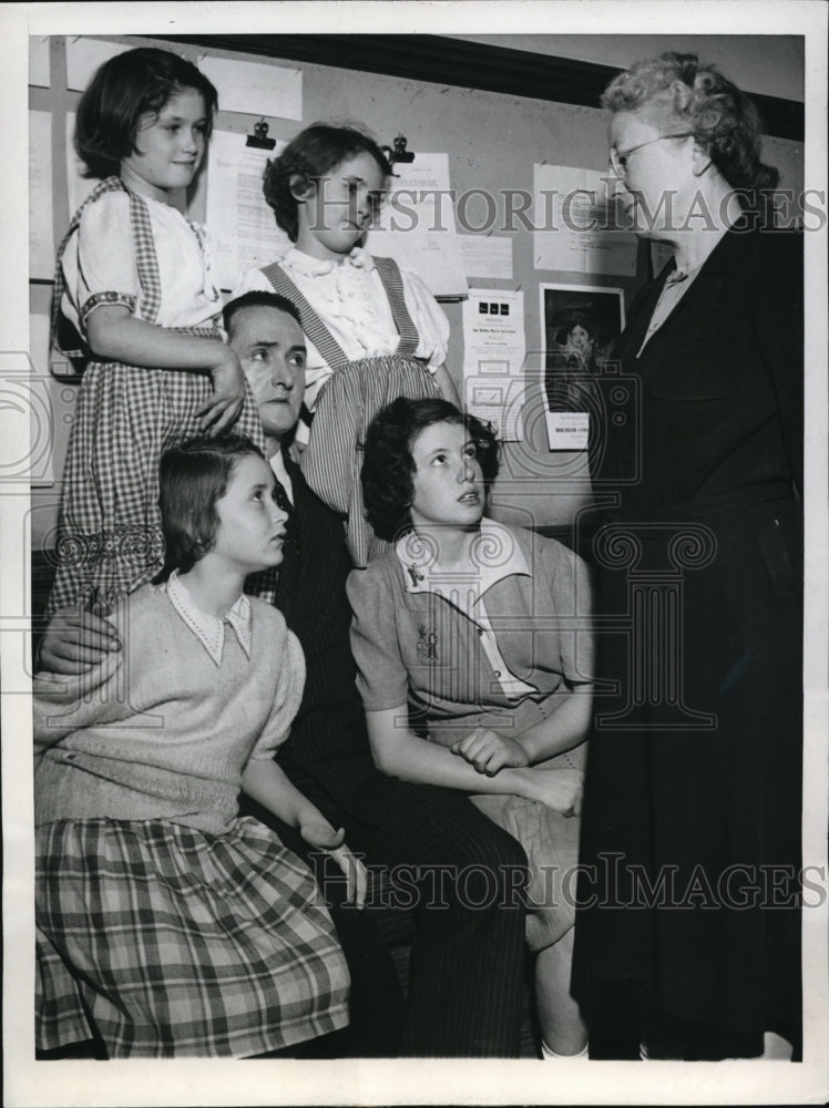Load image into Gallery viewer, 1946 Press Photo John Hickey with his daughters talks to teacher Katherine Crain
