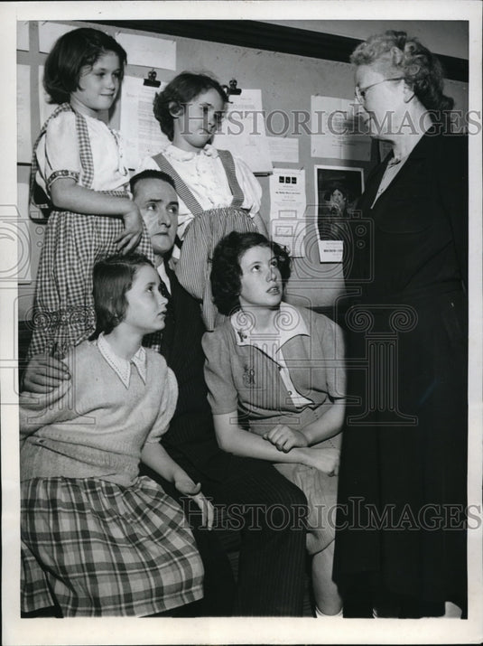 1946 Press Photo John Hickey with his daughters talks to teacher Katherine Crain