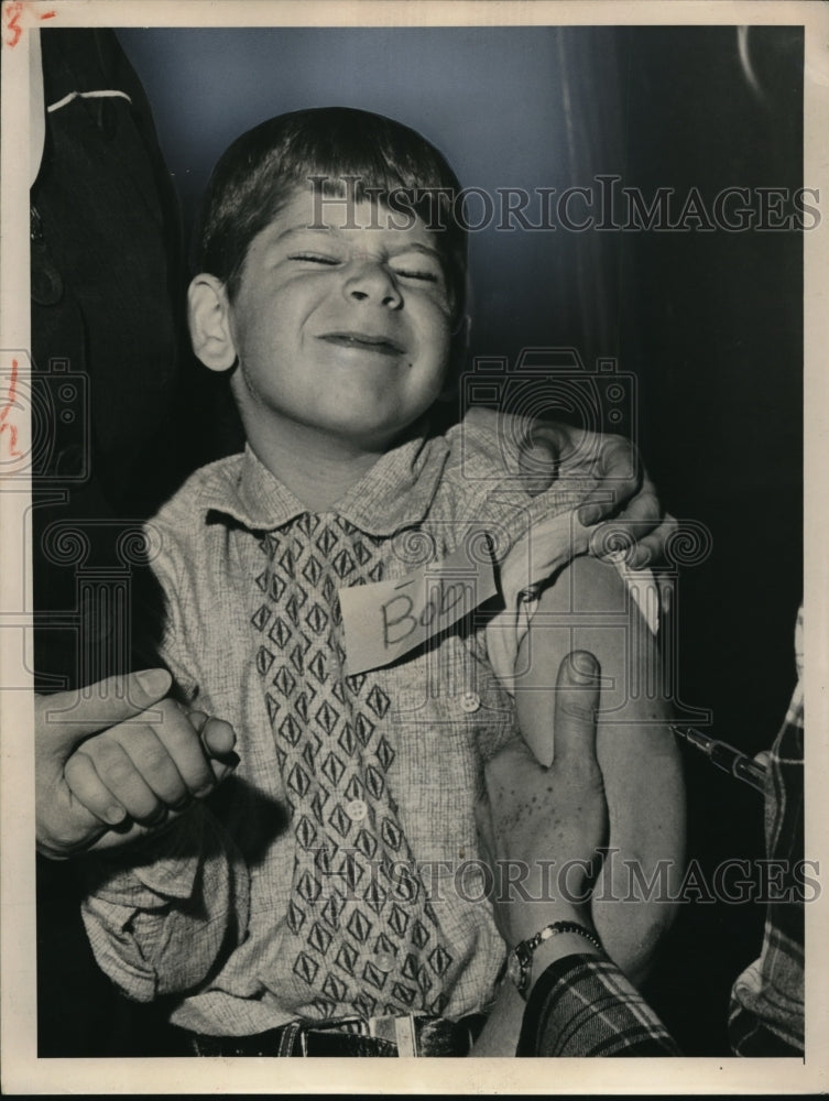 1955 Press Photo Bob Freed winces as he receives a shot of Salk Polio Vaccine