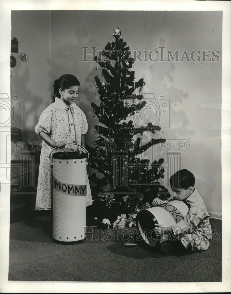 Load image into Gallery viewer, 1958 Press Photo Hamper matching baskets made of rugged Vulcot plastic
