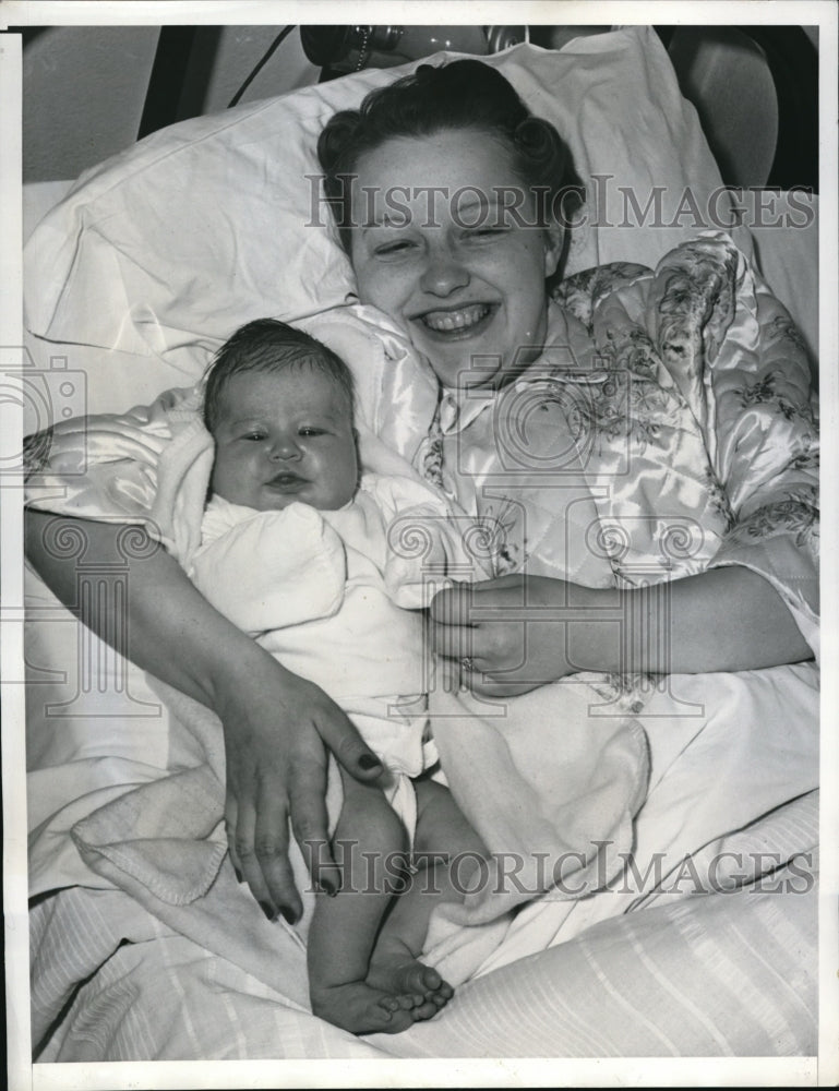 1941 Press Photo Mrs. Evelyn Henson with her big daughter, Jean Joanne Henson