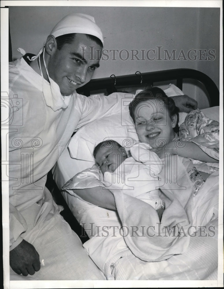 1941 Press Photo Mrs Evelyn Henson with her large daughter Jean Joanne Henson- Historic Images