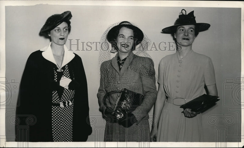 Load image into Gallery viewer, 1938 Press Photo Mrs. Hutcheson, Miss Helen Leovy, and Mrs. george Ferguson
