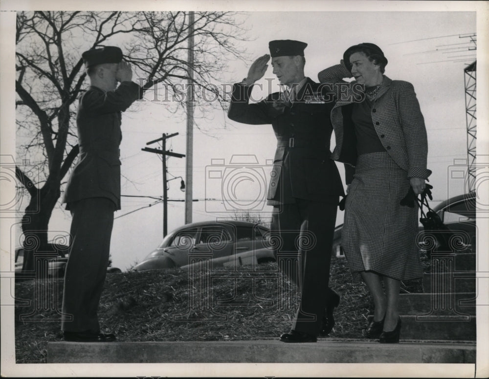 1954 Press Photo Marine Officer & his Wife Arrived at Henderson Hall