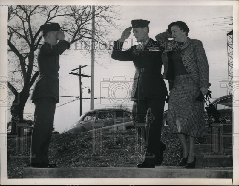 Load image into Gallery viewer, 1954 Press Photo Marine Officer &amp; his Wife Arrived at Henderson Hall
