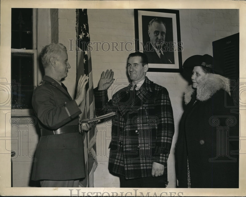 Load image into Gallery viewer, 1941 Press Photo Col. John F. DAye Swearing in Andrew Klee
