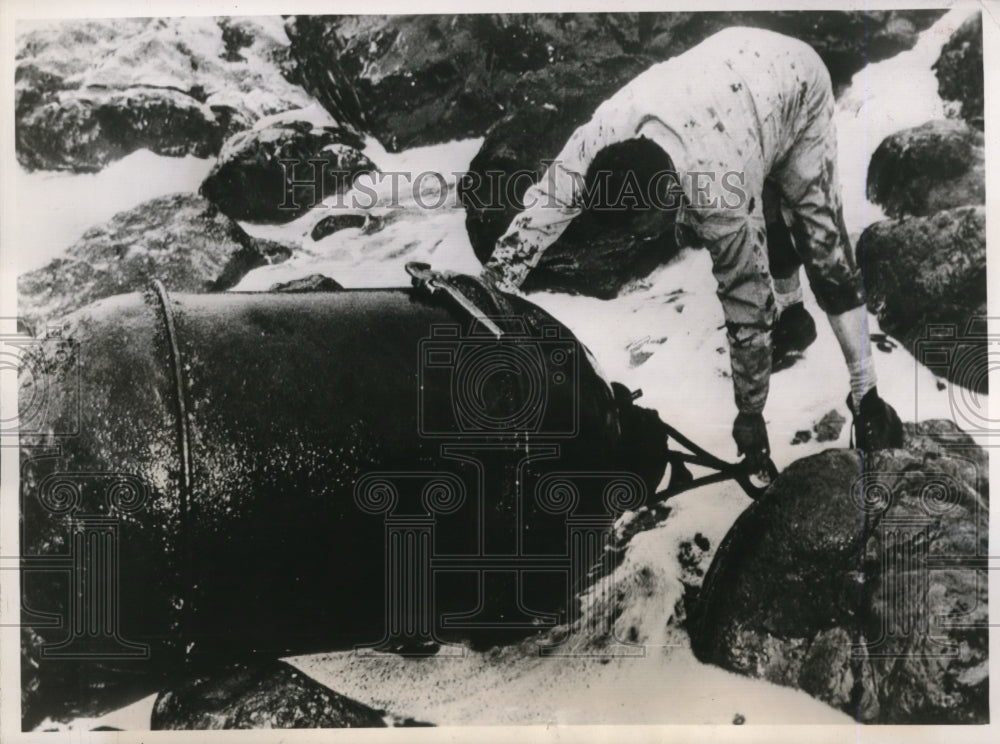 1947 Press Photo Bill Mayer, demolition expert at the U.S. Naval Magazine