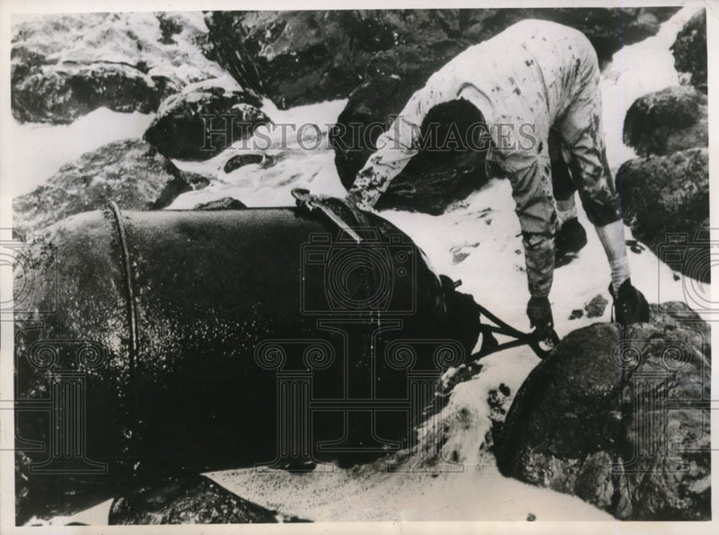 Load image into Gallery viewer, 1947 Press Photo Bill Mayer, demolition expert at the U.S. Naval Magazine
