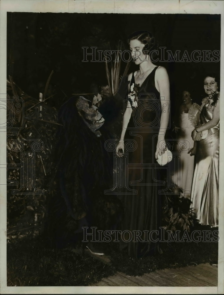 1934 Press Photo Mrs. John McVickar at the Regiments Military Ball