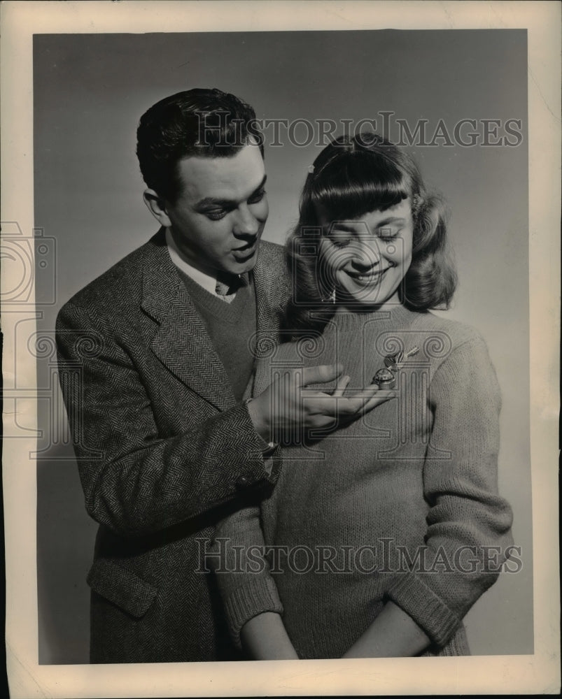 1947 Press Photo A love meter, George Hamm the heart throb pin