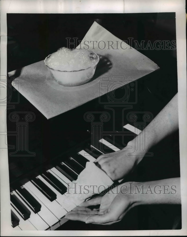 1953 Press Photo showing the correct way to Clean Piano