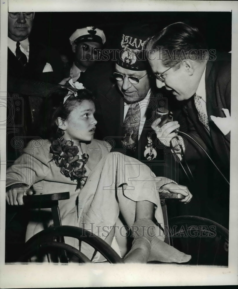 1946 Press Photo Minnie Rose Webb, interviewed by radio announcer, Arthur Jones