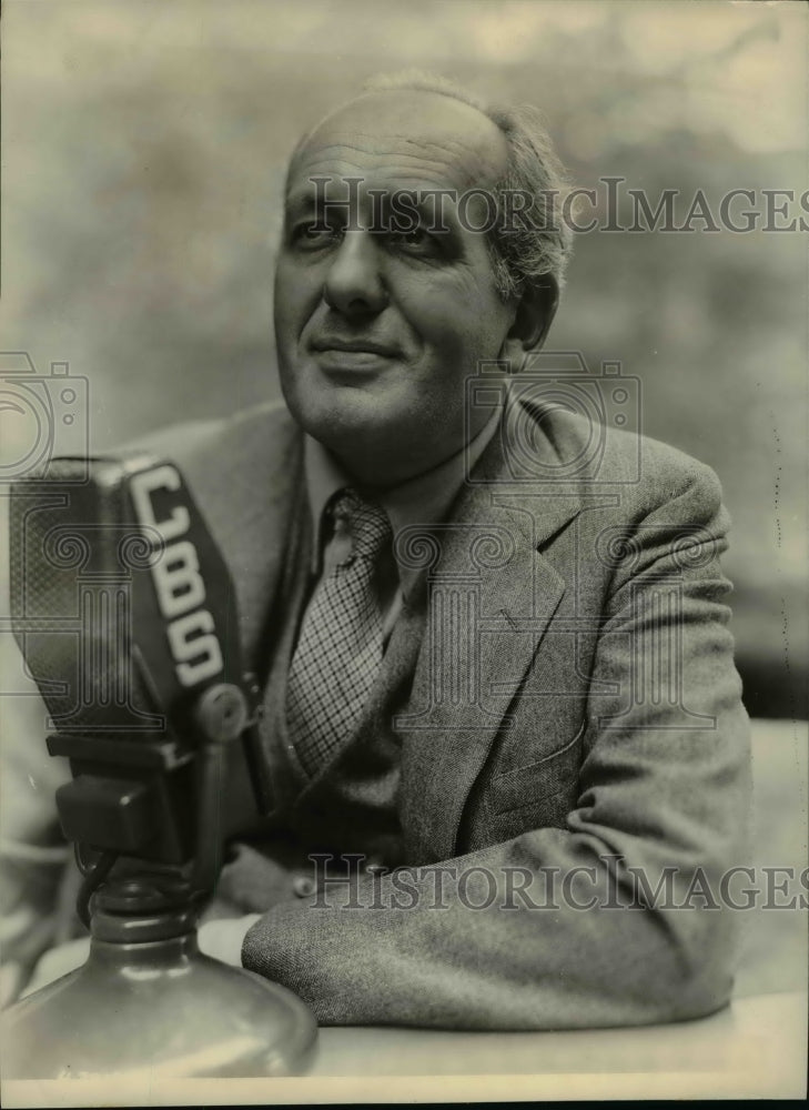 1938 Press Photo Gabriel Heatter, on his final day of vacation before