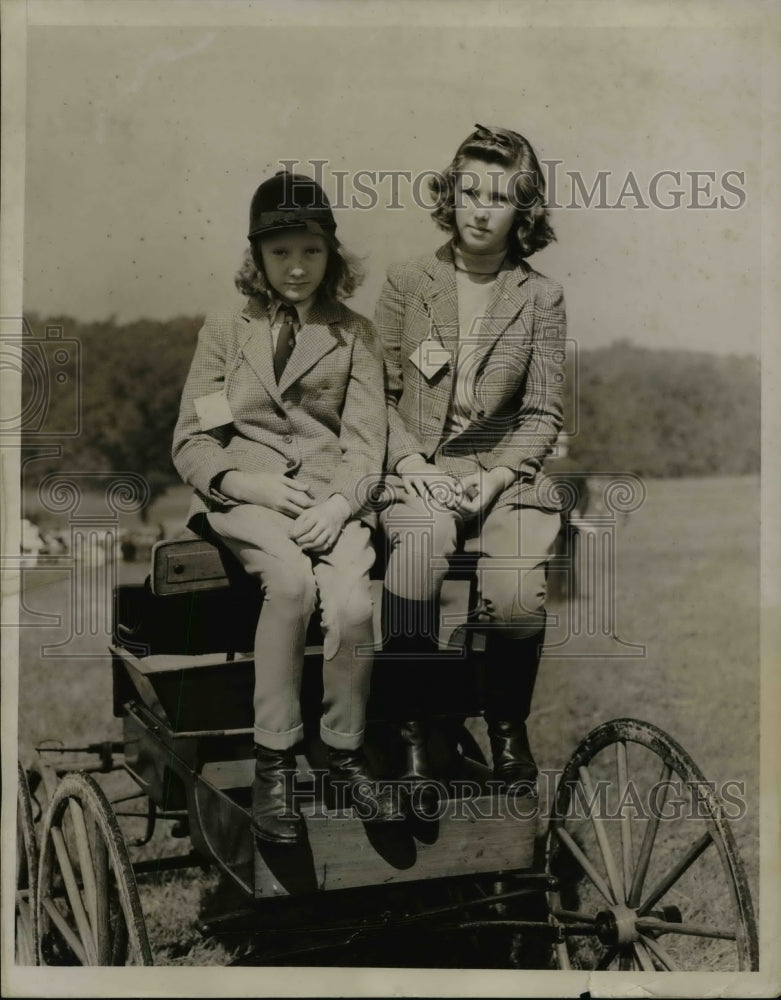 Load image into Gallery viewer, 1938 Press Photo Priscilla and Cynthia Howe attended the Meadow Brook Cup
