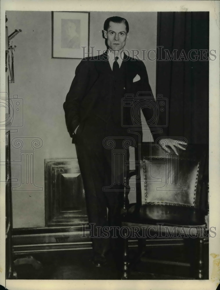 1932 Press Photo James M Force has convinced 30 friends he has the making s of a