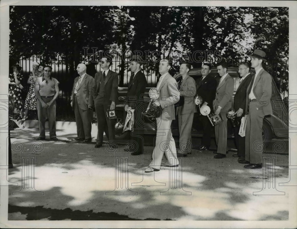 1937 Press Photo Photographers assigned to cover the wedding of Louise Morgan