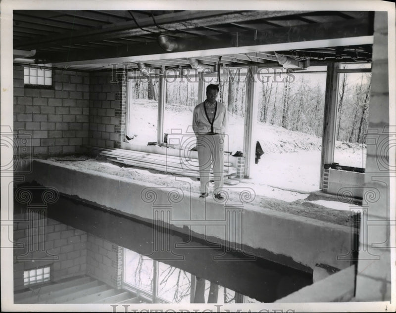 Load image into Gallery viewer, 1953 Press Photo Vero Milano at basement pool in Shady lane house

