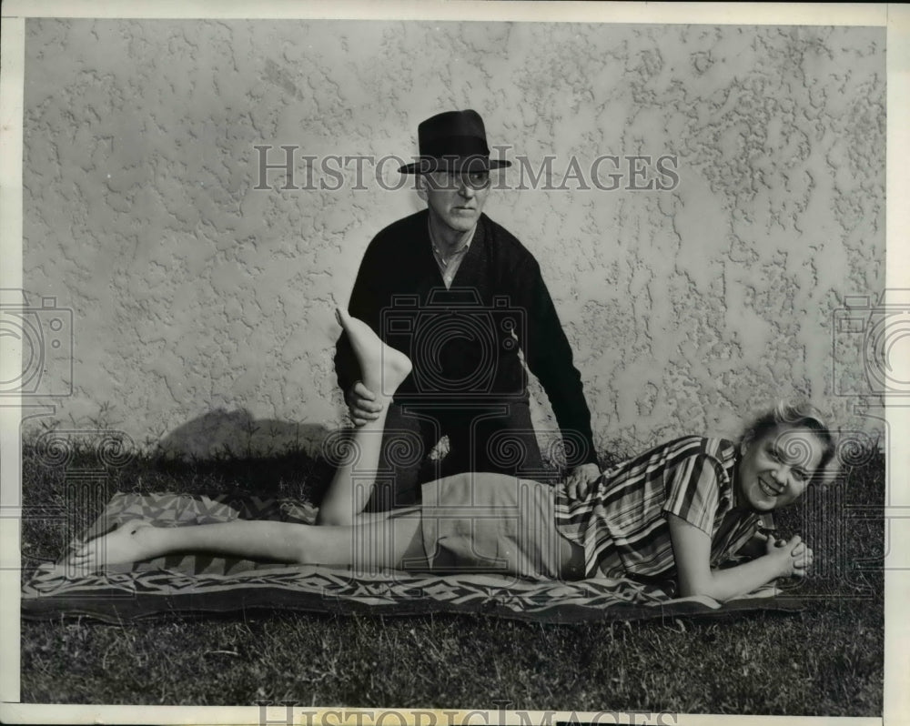 1938 Press Photo Georgia COleman Olympic Diving Champ shown with Father