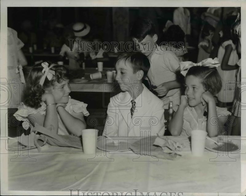 Load image into Gallery viewer, 1935 Press Photo Sheila Watson, Wyndham Mooring and Chitita Forcosque children o
