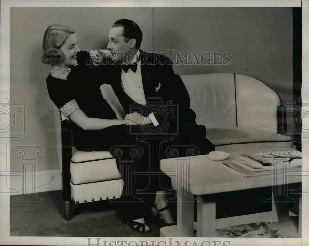 1937 Press Photo Handling the goodnight situation is difficult for the too