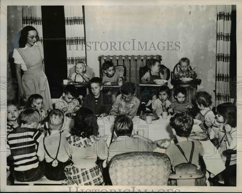 Load image into Gallery viewer, 1948 Press Photo Erie Pa Mrs Christine May &amp; 19 kids at her boarding house
