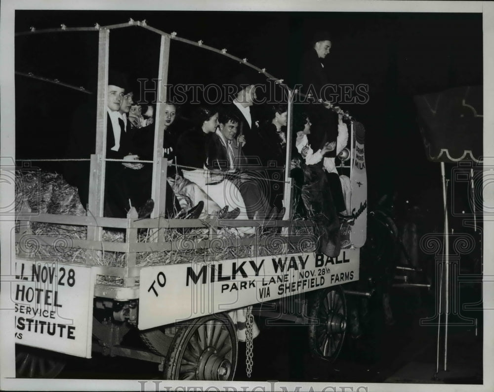 1934 Press Photo NYC society folk on a hay ride for Milky Way Ball