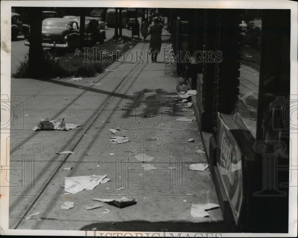 1953 Press Photo Untidy most Littered sidewalkon side of st. Clair.