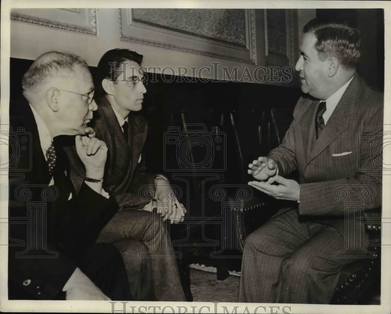 Load image into Gallery viewer, 1943 Press Photo HV Kaltenborn listens to Pres Manuel Camacho on Mexico
