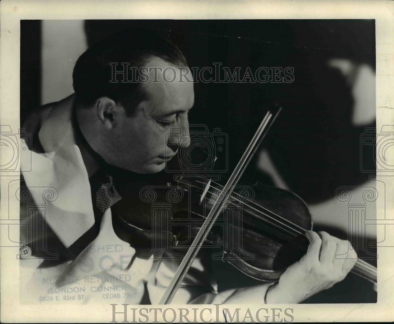 Load image into Gallery viewer, 1936 Press Photo Maurice Spitalenzy orchestra leader playing violin

