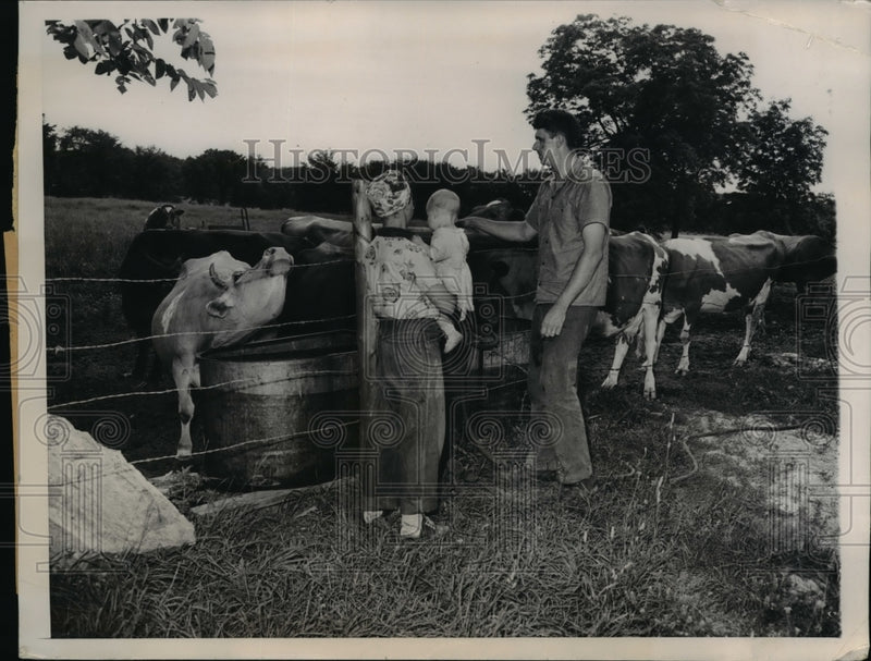Load image into Gallery viewer, 1949 Press Photo Johnny Hayhurst with his wife, Ethel, and daughter, Patty.
