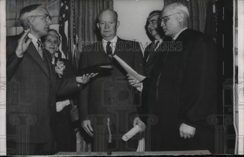 Load image into Gallery viewer, 1956 Press Photo In a ceremony at the White House, Percival F. Brundage
