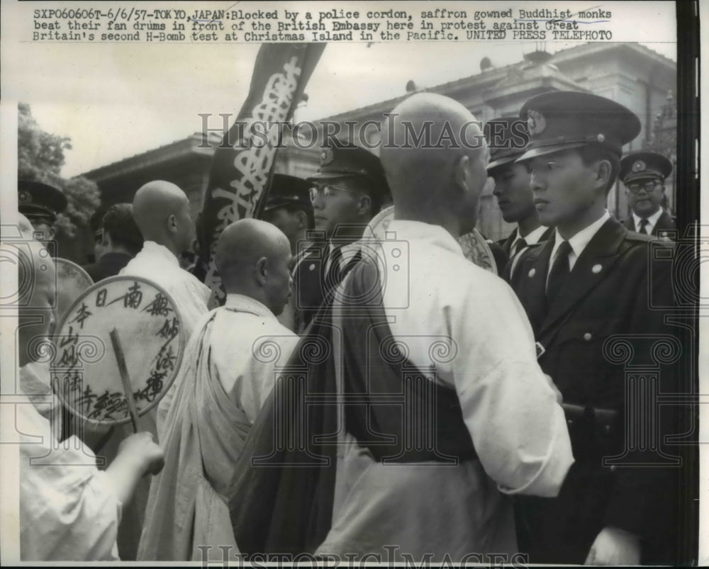 1957 Press Photo Toyko Japan Buddhist monks at British Embassy protest