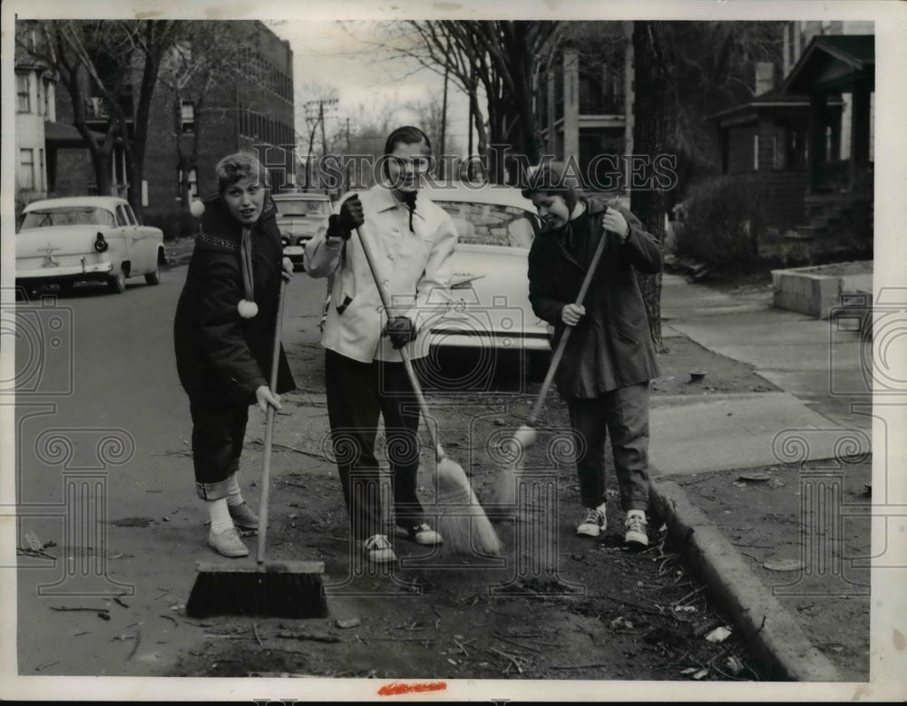 1959 Press Photo Linda & Diane Ross of Lakewood and Karen Risverg of Phelps