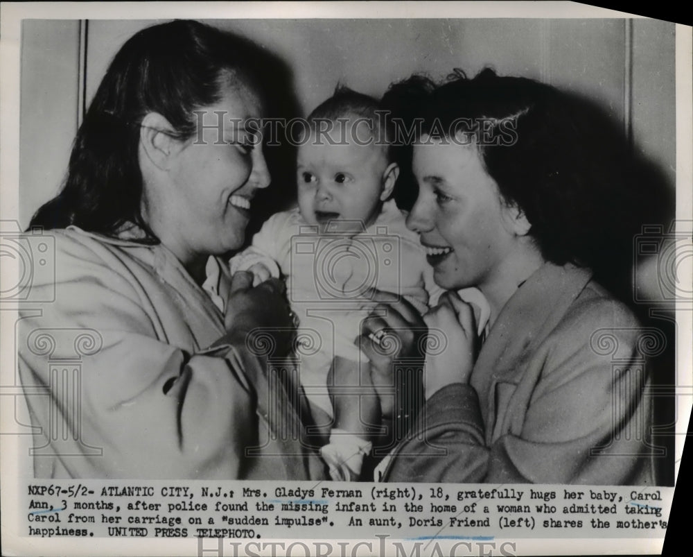 1952 Press Photo Mrs. Gladys Fernan gratefully hugs her baby, Carol Ann